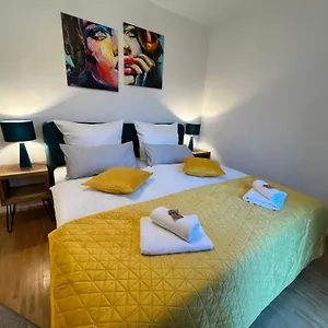 Modernes Mit Balkon Und Parkplatz Zentrum Apartment